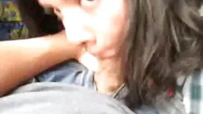 Một khách du lịch trẻ ném một người đàn phim sec hay ko che ông trẻ, ở một thành viên của rừng