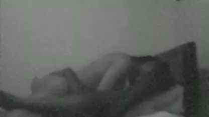 Cô vớ phim sec 1080 và bắt đầu vui lòng khách hàng trên giường cho đến khi cum