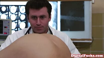 Tóc vàng mắt xanh đại lý hút vào trong xe và máy trong sec hay khong che văn phòng