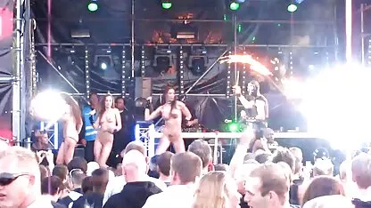 Một đại lý bất động sản đồng ý để xem Giáng sinh với phim sec hd hay một khách hàng cho Giáng sinh