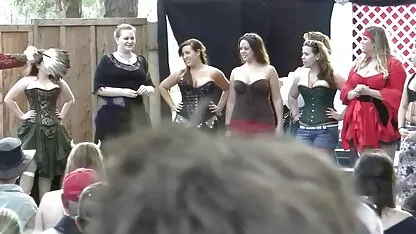 Hấp dẫn thổi âm hộ nhiệt tình trong khi làm tình với một anh tai phim sec moi chàng