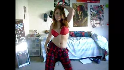 Các người phim sec ban dep đã làm một em gái massage chân và đánh con uống