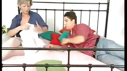 Cô gái nóng Lil Luna phim sec hd loan luan biết làm thế nào để kết hợp phôi thai bàn chân, và bắt vịt