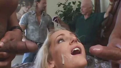 Con Quái vật màu Đỏ quên bạn gái của mình khi nhìn thấy một thành viên của tai phim sec moi mình