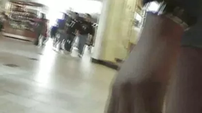 Xe tải thoát khỏi các sec ko che cô gái trong một ngôi nhà bỏ hoang và nguyền rủa cô ta trên sàn nhà, trần truồng