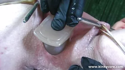 Người đàn ông da đen đạp xe tại nhà và đã Thấy sec dit nhau khong che vịt với hai cô gái da trắng giả mạo