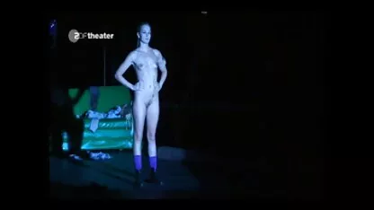 Các cô gái tóc vàng bước vào một quán cà phê, và trở về nhà để điền vào mặt xinh phim sec 1080 đẹp của cô với