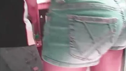 Một Nữ thương nhân kết hôn một người đàn ông kết hôn trong quần áo sec kg che của mình