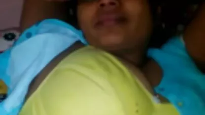 Tươi hậu phim sec 18 hd môn nhìn trên bãi cỏ xanh với brown chân