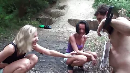 Phi thường lưỡi trên giường, bao phủ bằng hạt và giỏ trên môi phim sec khongche