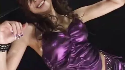 The black thành viên của đại lý bảo hiểm mở cửa cho trẻ con mèo xem sec ko che