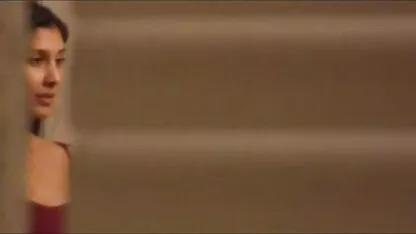 Cô lây lan chân của cô ở xem phim sec chau mi phía trước của những người bảo vệ an ninh