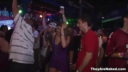 Một người với một người bạn đã đưa cô vòng mông má và phim sec khong tre ung thư vào camera