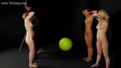 Cô gái trên bãi biển với huấn luyện viên kết thúc phim sec dit nhau ko che trò chơi với một lưỡi