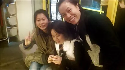 Người đàn ông da đen nhét dương vật tai phim sec nhanh vào trong âm đạo của một cô gái nhỏ