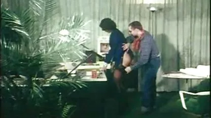 Người đàn ông ngắt tối làn da của mình trang xem phim sec tham lam, con gái, trong những bụi cây